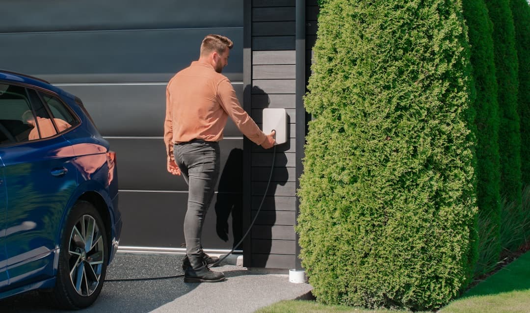 Person som laddar elbilen vid en hemmaladdbox
