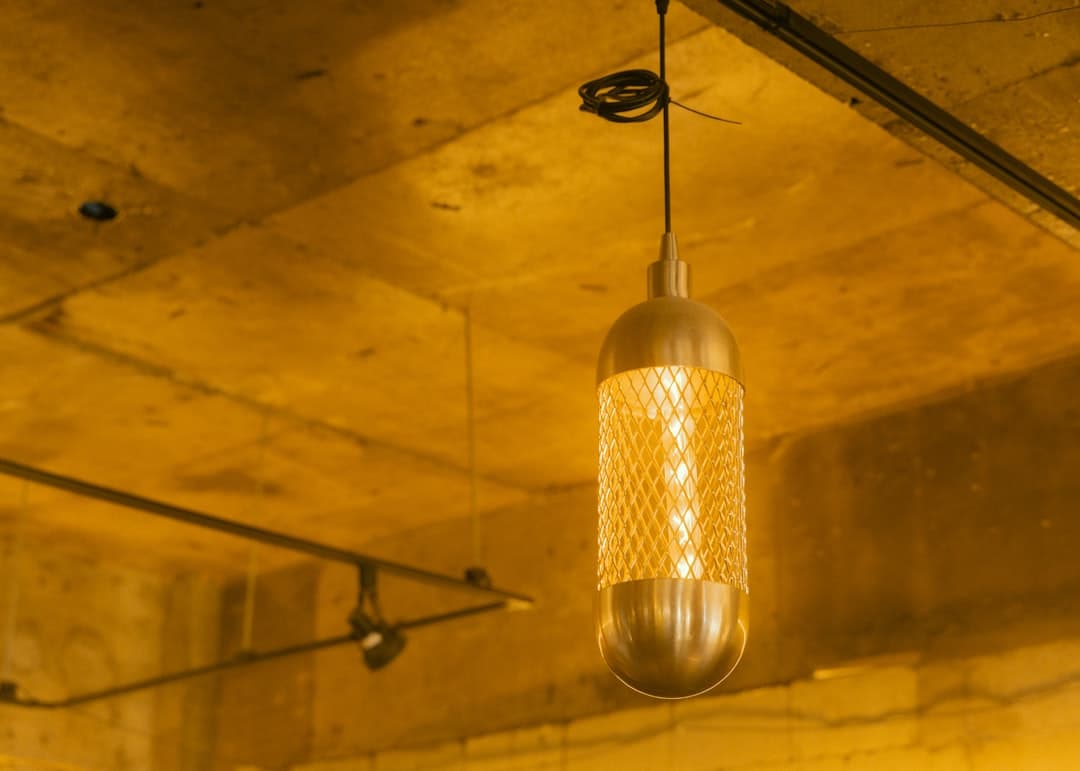 Modern hängande takbelysning i ett ljust rum