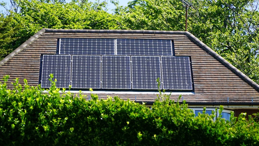 Hus med solceller monterade på taket