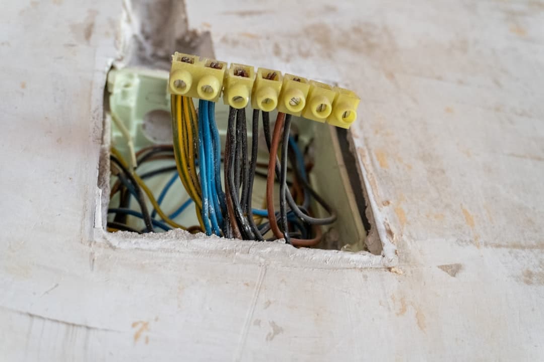 Närbild på elektriska kabelplintar i en gruppcentral